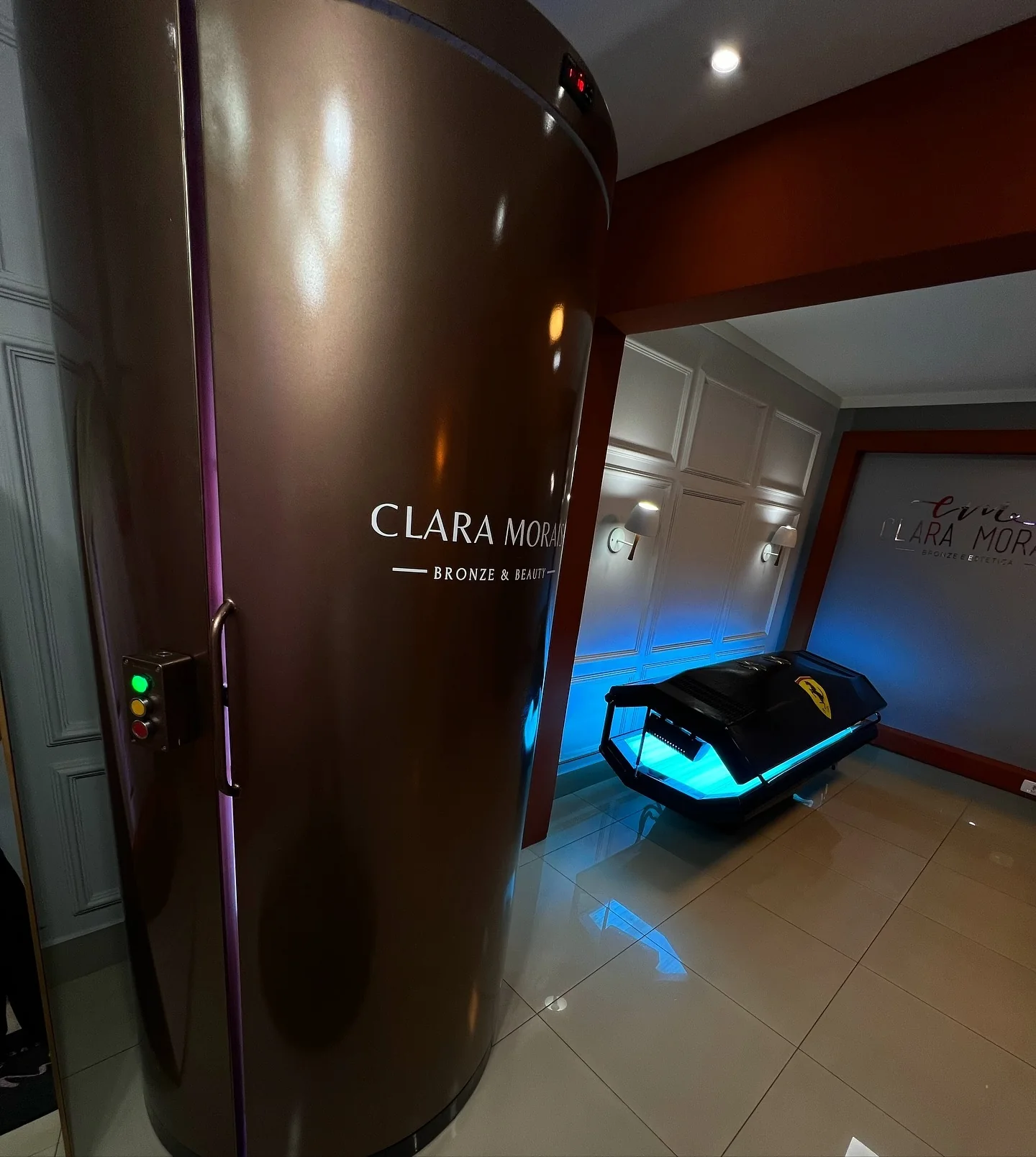 Estrutura da Clara Morais Bronze & Beauty — cabine e máquina premium em Goiânia